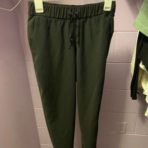 black lululemon joggers